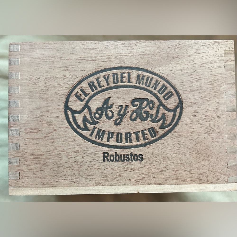 ELREYDEL MUNDO Empty Wooden Cigar Box